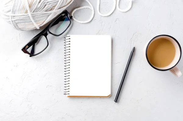 Ноутбук, очки и чашка кофе с вязанием — стоковое фото
