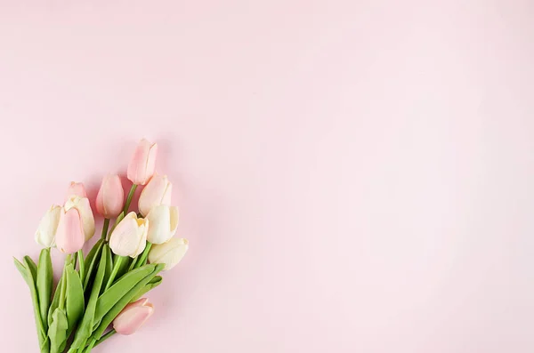Gift box with bouquet of tulips on pastel pink background. — Stock Photo, Image