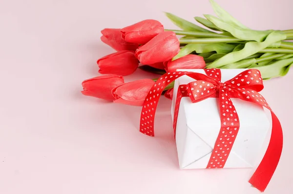Gift box with bouquet of tulips on pastel pink background. — 스톡 사진