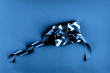 Mavi bir arka plan üzerinde hediye kutusu