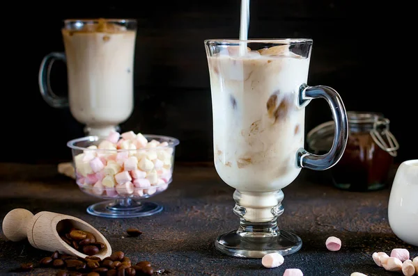 Café glacé dans de grands verres — Photo