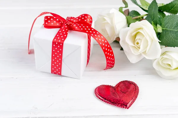 Gift box with bouquet of white rose on white wooden background. — Stockfoto