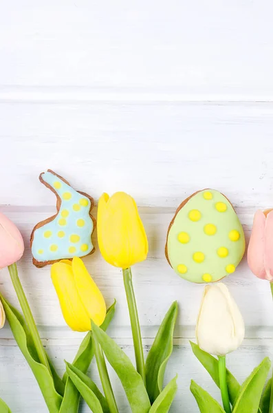 Easter gingerbread rabbits cookies, tulips and eggs — Stock Photo, Image