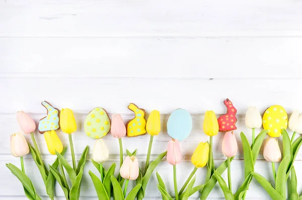 Ostern Lebkuchen Kaninchen Plätzchen, Tulpen und Eier — Stockfoto