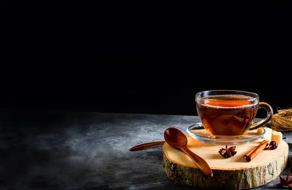 Чашка чая, печенья, корицы, аниса на тёмном фоне — стоковое фото
