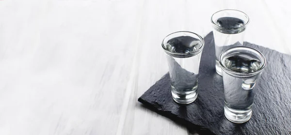 Beyaz masada votka shot. Pankart.