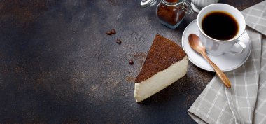 latte çekilmiş kahve yumuşak peynir bir parçası ile kahve fincan