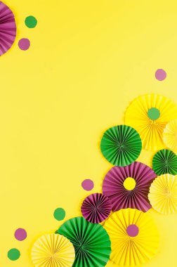 Renkli kağıt konfetileri, karnaval maskesi ve sarı arka planda fotokopi alanı, tebrik kartı ve karnaval ya da doğum günü için parti davetiye şablonu tasarımı, Mardi Gras,