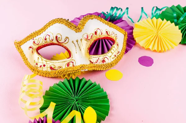 Buntes Papierkonfetti Karnevalsmaske Und Farbige Serpentine Auf Rosa Hintergrund Mit — Stockfoto