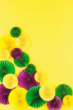 Renkli kağıt konfetileri, karnaval maskesi ve sarı arka planda fotokopi alanı, tebrik kartı ve karnaval ya da doğum günü için parti davetiye şablonu tasarımı, Mardi Gras,