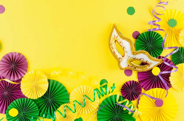 Confeti Papel Colorido Máscara Carnaval Serpentina Color Sobre Fondo Amarillo —  Fotos de Stock