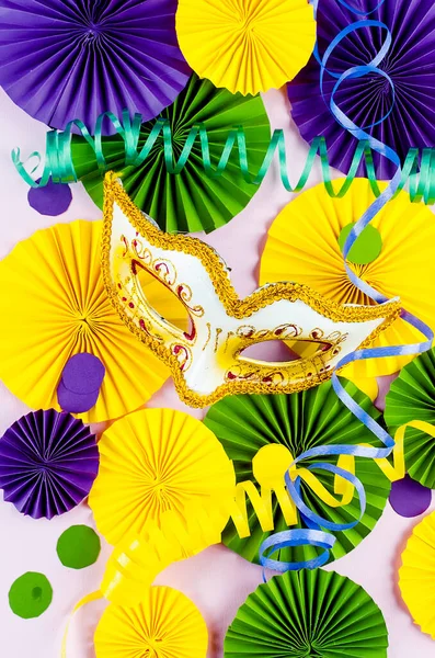Buntes Papierkonfetti Karnevalsmaske Und Farbige Serpentine Auf Rosa Hintergrund Mit — Stockfoto