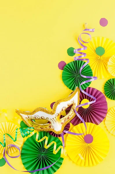 Confeti Papel Colorido Máscara Carnaval Serpentina Color Sobre Fondo Amarillo —  Fotos de Stock