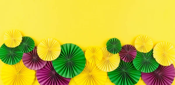 Confettis Papier Coloré Masque Carnivale Serpentine Colorée Sur Fond Jaune — Photo