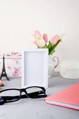 Lale, defter, saat ve yazı için boş beyaz çerçeveli blogcu ya da serbest çalışan çalışma alanı. Kadınlar için ev işyeri, kadınlar için şablon modelleme günü, anneler günü, doğum günü, evden çalışma