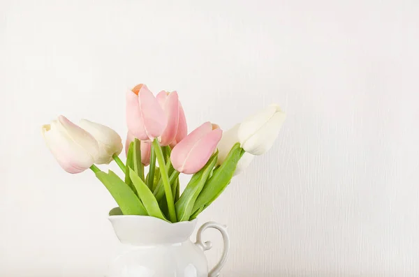 Buquê Tulipa Pastel Jarro Cerâmica Prateleira Frente Parede Conceito Primavera — Fotografia de Stock