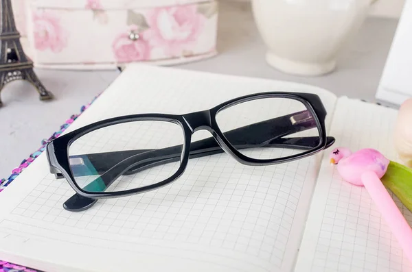 Closeup Elegante Óculos Pretos Woomen Notebook Mulher Blogger Espaço Trabalho — Fotografia de Stock
