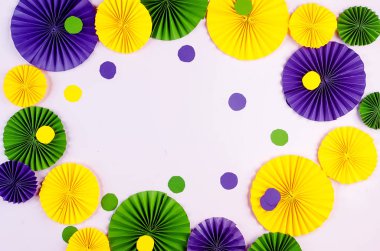 Renkli kağıt konfetileri, karnaval maskesi ve fotokopi alanı, tebrik kartı ve doğum günü için parti davetiyesi tasarımı olan pembe arka planda renkli bir yılan balığı, Mardi Gras,