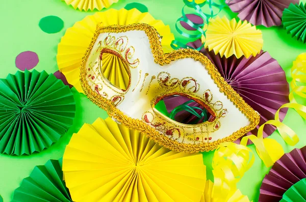 Buntes Papierkonfetti Karnevalsmaske Und Bunte Serpentine Auf Grünem Hintergrund Mit — Stockfoto