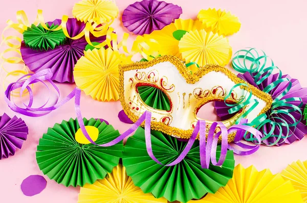 Colorido Confeti Papel Máscara Carnaval Serpentina Colores Sobre Fondo Rosa —  Fotos de Stock