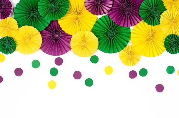 Colorido Confeti Papel Máscara Carnaval Serpentina Colores Sobre Fondo Blanco —  Fotos de Stock