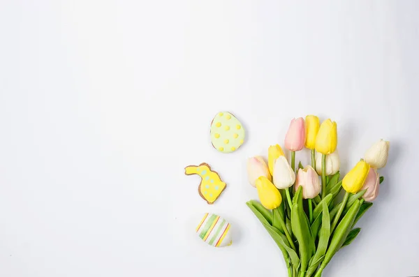 Пасхальное Домашнее Пряничное Печенье Глазурью Украшенные Яйца Тюльпаны Белом Фоне — стоковое фото