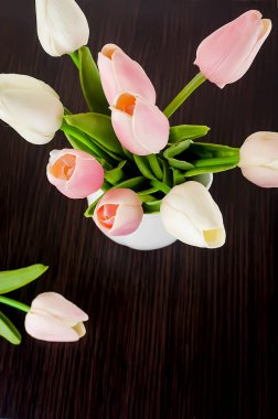 Pastel lale buketini koyu masa, bahar ya da tatil konsepti üzerine seramik sürahide Paskalya ya ya ya da Sevgililer Günü, doğum günü. Boşluğu kopyala, şablon düzenleme tebrik kartı, metin için yer, 