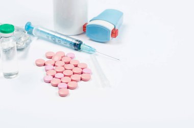 İlaç konsepti, çeşitli haplar, şırınga, beyaz arka planda tıbbi eldivenler, fotokopi odası, düz döşeme. Eczane teması, tedavi ilaçları. 