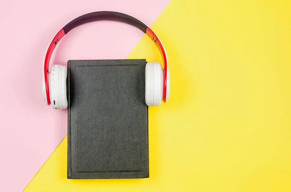 Książka Słuchawkami Kolorowym Tle Papieru Koncepcja Książki Audio Nowoczesna Edukacja — Zdjęcie stockowe
