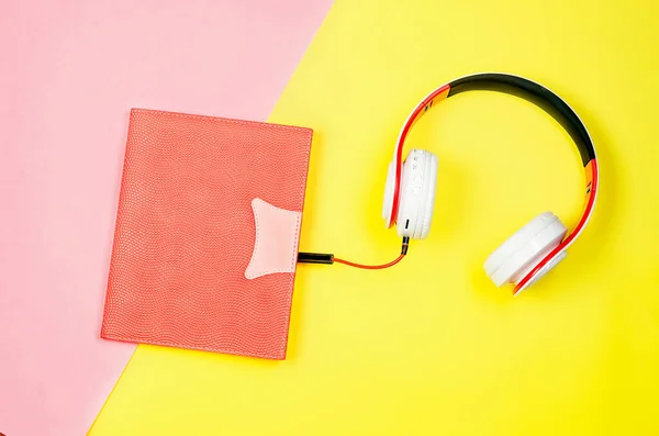 Livro Com Fones Ouvido Sobre Fundo Papel Colorido Conceito Livro — Fotografia de Stock