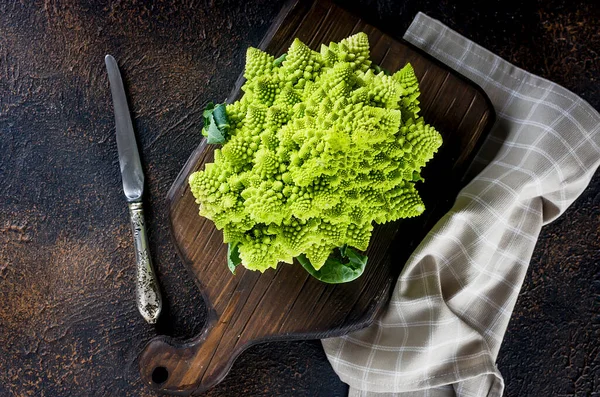 Fresh Green Romanesco Raw Organic Cabbage Ready Cooking Cutting Board — Stock Photo, Image