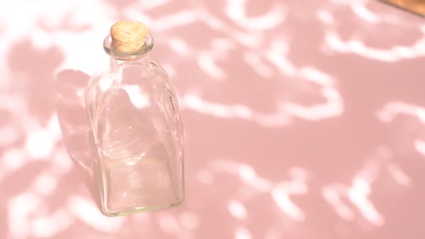 Bouteille Verre Vide Avec Bouchon Sur Fond Rose Avec Des — Video