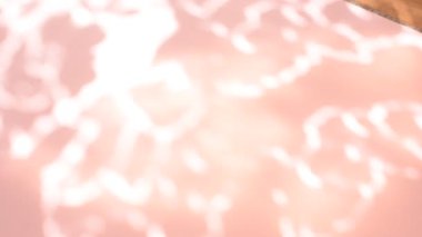 Güneşli günün doğal ışığı altında hareket eden gölgelerle dolu boş pembe bir arka plan. Yaratıcı kopyalama alanı. Model.