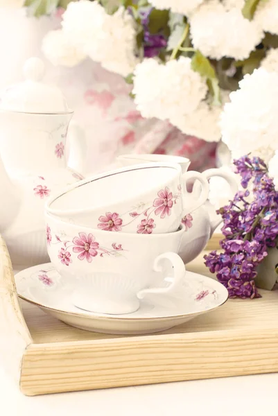 Bouquet Lilas Pastel Dans Vase Céramique Avec Ensemble Thé Blanc — Photo