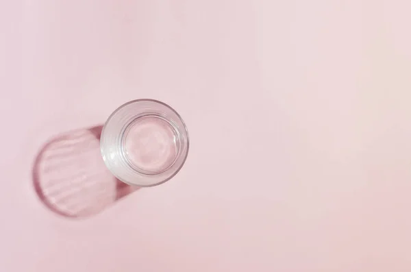 Vidro Vazio Fundo Rosa Claro Com Sombra Espaço Cópia Mockup — Fotografia de Stock