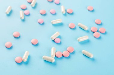 Haplar, kabarcıklar, mavi arka planda şırınga.