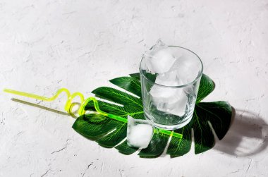 Yaz kokteyli için boş bardak Sangria ve portakal suyu.