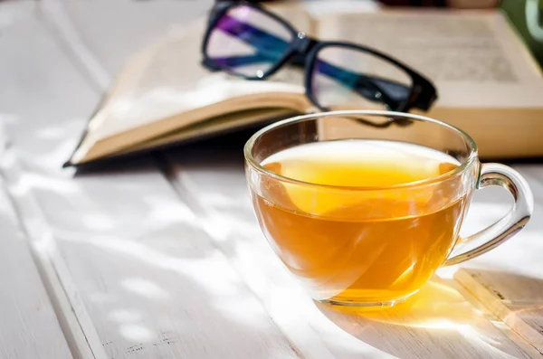 안경, 펴 놓은 책, 차 한잔 과 뜨개 질 실 — 스톡 사진