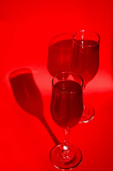 자연의 아래붉은 색빛나는 와인을 칵테일 그림자가 있습니다 미니멀리즘적 구성이다 개념적 — 스톡 사진