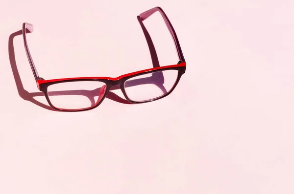 Gafas Vista Sobre Fondo Rosa Con Sombras Bajo Luz Natural —  Fotos de Stock