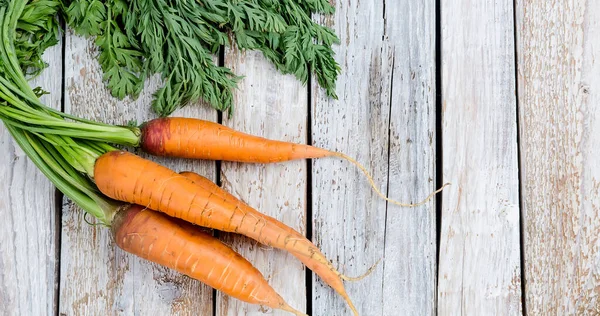 Gäng Färska Morötter Med Gröna Blad Rustik Vit Trä Bakgrund — Stockfoto