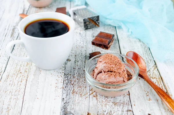 Bir Kasede Çikolatalı Dondurma Topu Kırsal Bir Masada Fincan Kahve — Stok fotoğraf