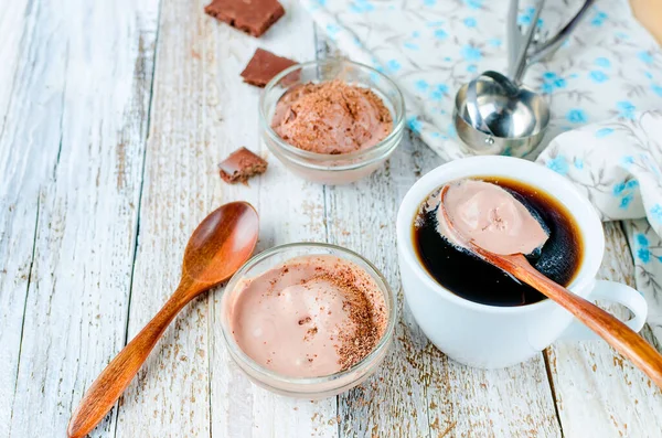 Csokis Jégkrém Golyó Egy Tálban Csésze Kávé Egy Fehér Rusztikus — Stock Fotó
