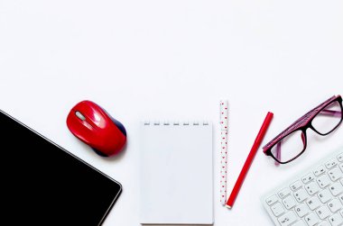 Gözlük, not defteri, klavye ve fare, Tablet, kulaklık, not defteri, okul malzemeleri beyaz arka planda. Çevrimiçi eğitim kavramı. Karantinadaki uzak okul. Kopyalama alanı ile yukarıdan görüntüle. Model, düz yatak.