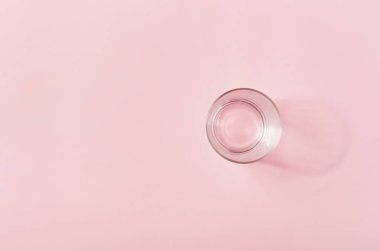 Açık pembe arkaplanda boş cam, gölge, kopyalama alanı, model, pankart, konsept