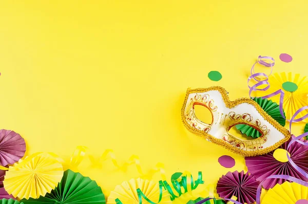 Kleurrijke Papieren Confetti Carnivale Masker Gekleurde Serpentine Een Gele Achtergrond — Stockfoto