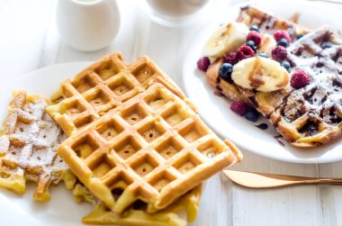 Belçika waffle 'larıyla kahvaltı ve sütlü kahve.