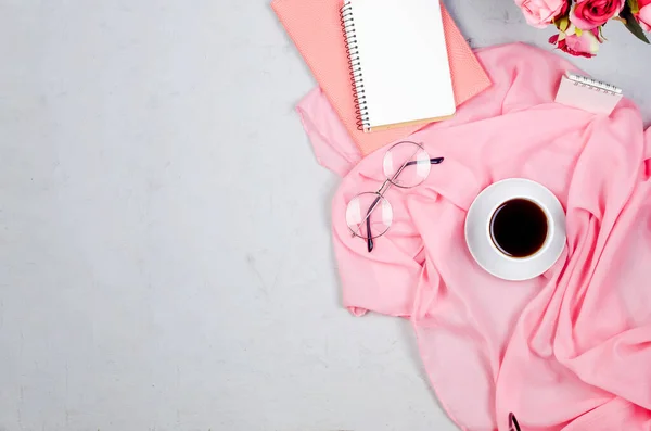 Bureau Travail Avec Cahiers Blanc Fournitures Verres Tasse Café Sur — Photo