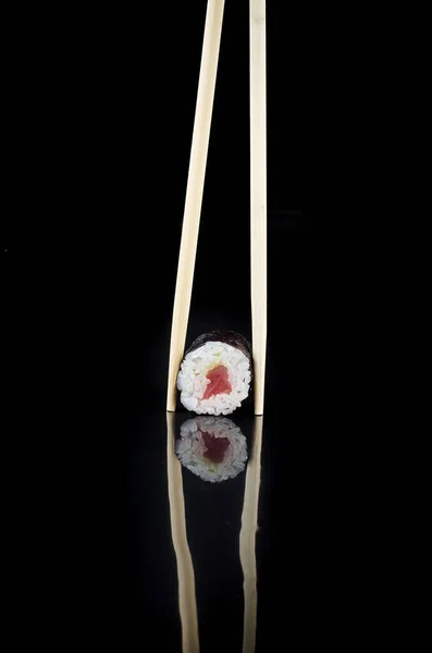 Chopsticks Λαμβάνοντας Σούσι Maki Τόνο Μαύρο Φόντο Ασιατικό Μενού Εστιατορίων — Φωτογραφία Αρχείου