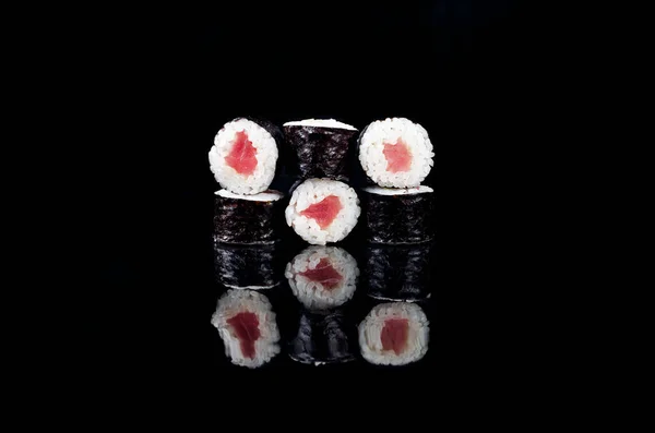 Вкусные Суши Маки Тунцом Черном Фоне Азиатское Меню Ресторана Шаблон — стоковое фото